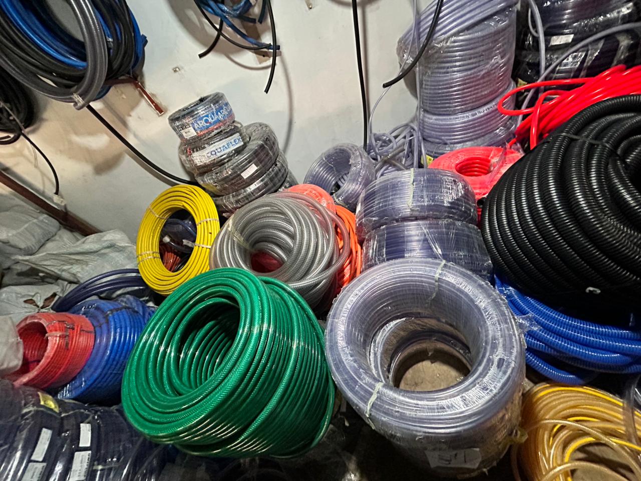 Corredor interno com rações e produtos agropecuários